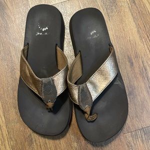 Yellow Box Flip Flops. Color: brown straps / black soles. Size: 10
